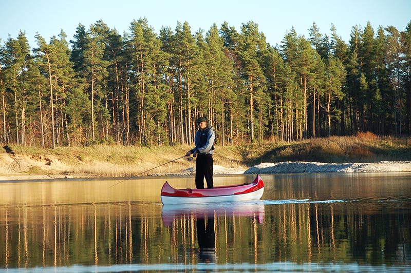 kanootista kalastaen